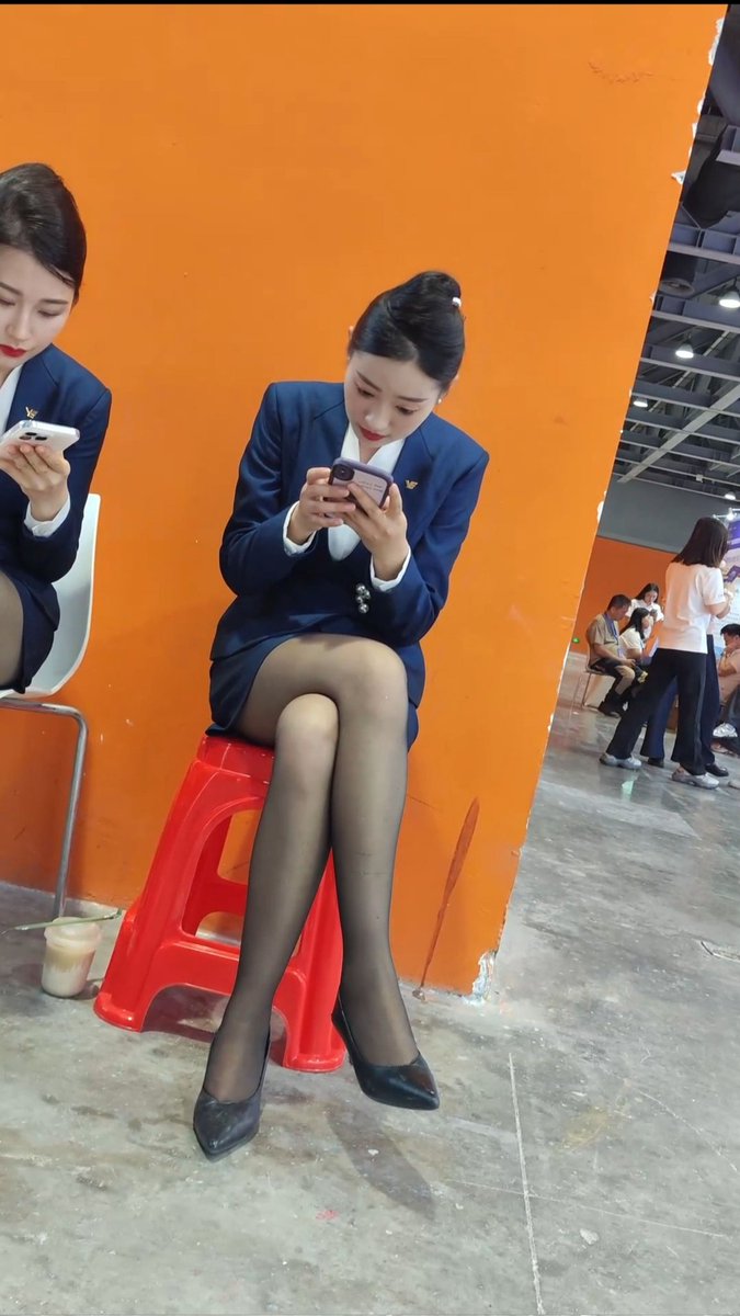 gunshujiepai's tweet photo. 极品美腿制服黑丝礼仪小姐姐 https://t.co/jD3QSX90k3