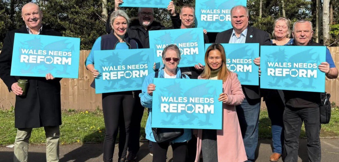 ReformDaily_'s tweet image. ☀️ Laura Anne Jones out in Croesyceiliog &amp;amp; Magor - a full day on the doorstep speaking with residents

From NHS concerns to communities feeling left behind, the message is clear - people want change

Strong support &amp;amp; great conversations throughout 🏴󠁧󠁢󠁷󠁬󠁳󠁿

#ReformUK #Wales