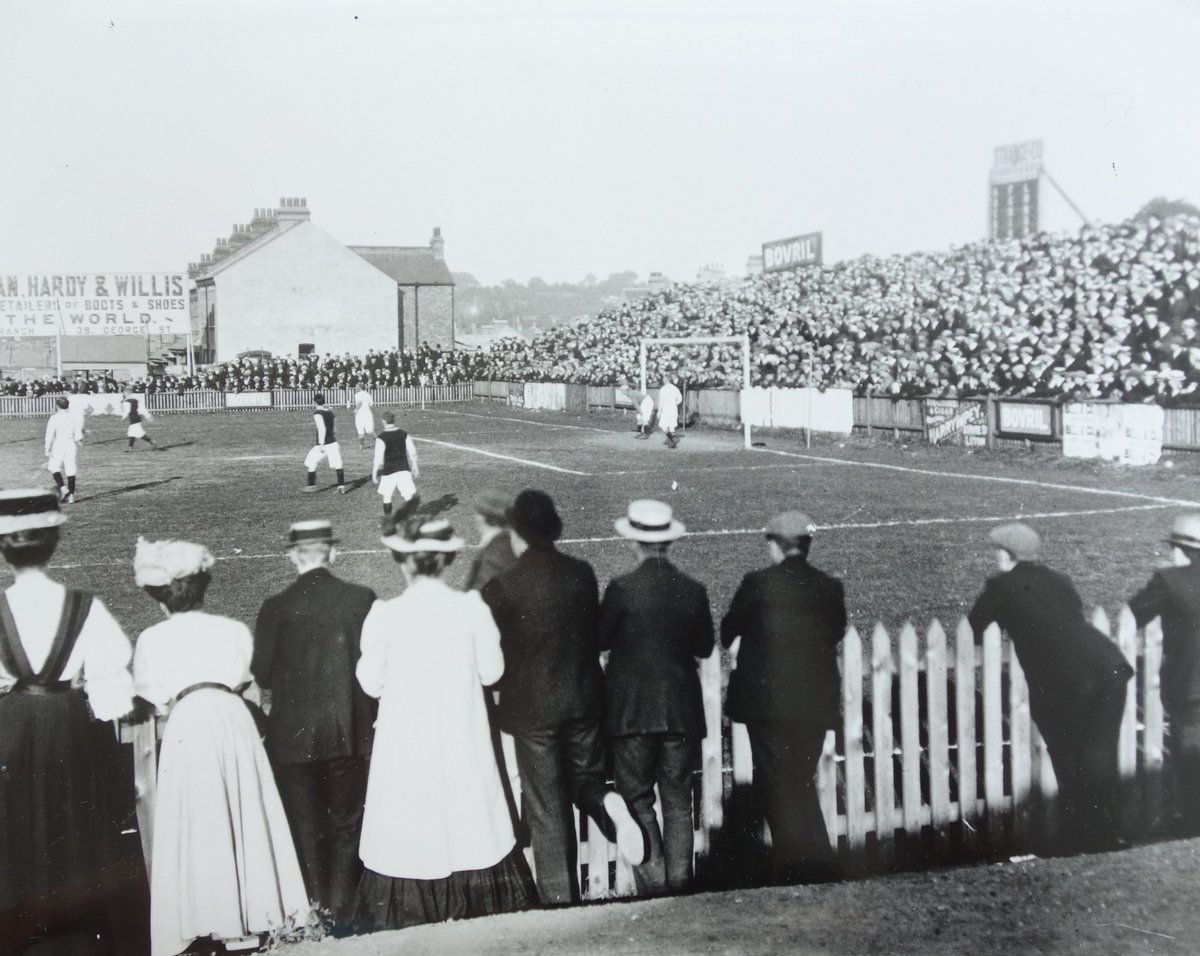 ElPetitMaracana's tweet image. Sabíeu que..? 🤔

Fins als anys 60 als futbol anglès ⚽️🏴󠁧󠁢󠁥󠁮󠁧󠁿 s'aprofitava les festivitats de #SetmanaSanta ✝️ per situar 2 jornades de lliga, una el Divendres Sant i l'altre el Dilluns de Pasqua.

#FootballHistory #BoxingDay #Futbol #PremierLeague