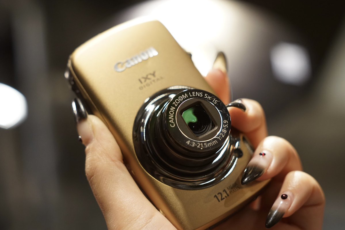 2ndbasebysanpou's tweet image. こんにちは、新人アルバイトのYです！

今日は、Canon IXY DIGITAL 930 IS ブラウンをご紹介します。

このカメラはなんと、Canonで初めて広角24mm対応の光学5倍ズームを搭載したモデルなんです！

広い範囲をダイナミックに写せるだけでなく、ズームを活かした撮影も楽しめるのがポイント！