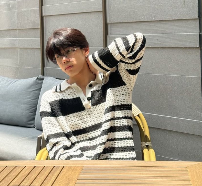 asimtonisasi's tweet photo. #nuttui one tweet au.
satu grup dan ternyata ✨pacaran✨, ributnya selalu soal satunya mau lowkey satunya mau seluruh dunia tau. https://t.co/HDmCMZtvXn