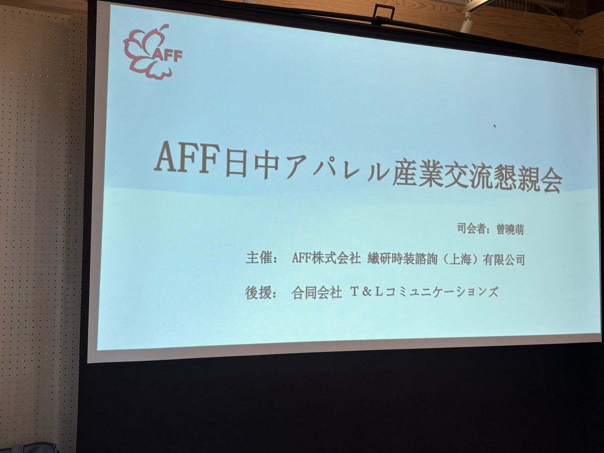 these_a_thesis's tweet photo. ほぼチャイニーズしか
おらん💦
何言ってるかわからん https://t.co/EhqtE4AlRj