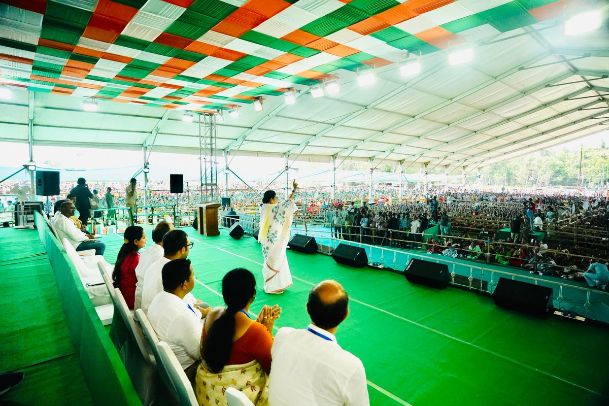 AITCofficial's tweet photo. Smt. @MamataOfficial remains firmly rooted in the trust of the people.

People of Chakdaha, Kalyani, and Haringhata are placing their trust in work that speaks, not words that mislead.

Jotoi Koro Hamla
#AbarJitbeBangla https://t.co/CFkJn3faw2