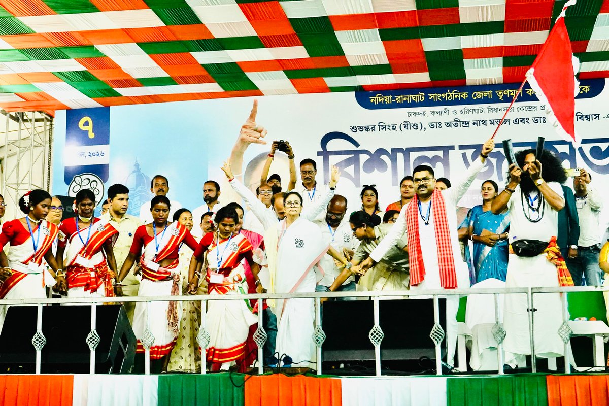 AITCofficial's tweet photo. Smt. @MamataOfficial remains firmly rooted in the trust of the people.

People of Chakdaha, Kalyani, and Haringhata are placing their trust in work that speaks, not words that mislead.

Jotoi Koro Hamla
#AbarJitbeBangla https://t.co/CFkJn3faw2