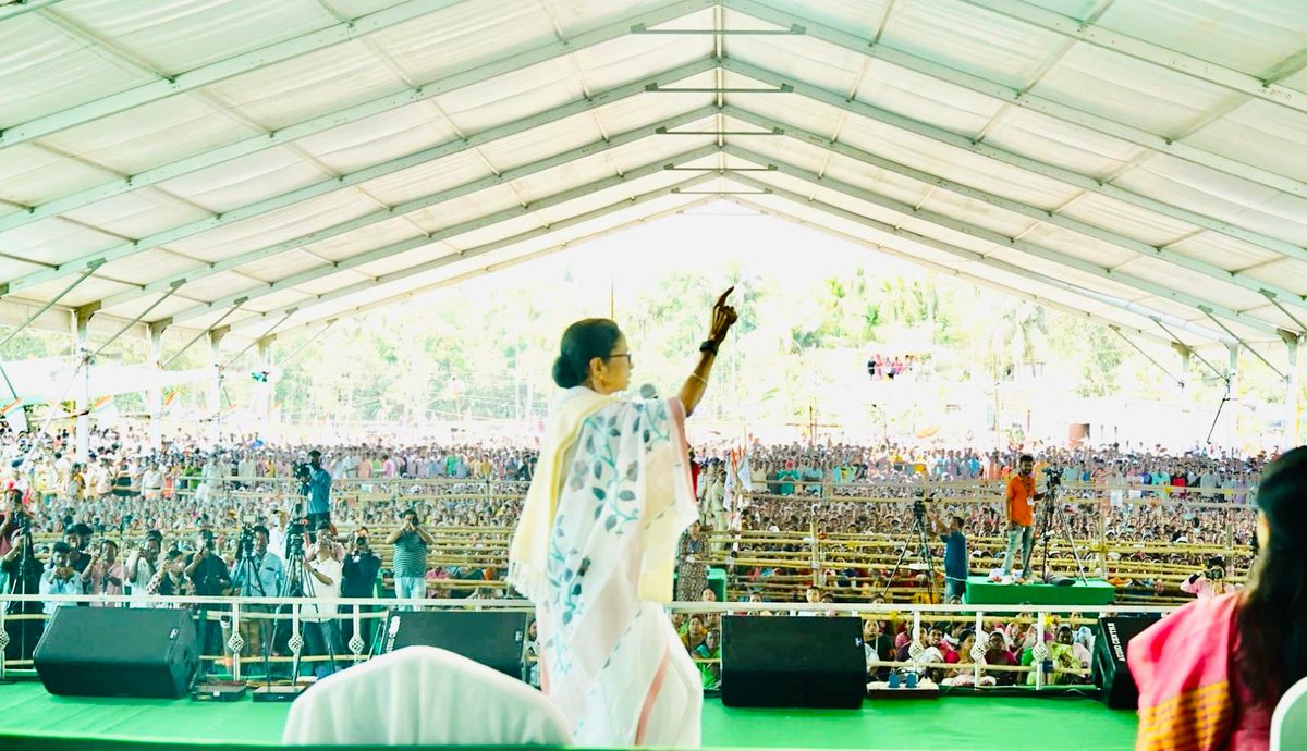 AITCofficial's tweet photo. Smt. @MamataOfficial remains firmly rooted in the trust of the people.

People of Chakdaha, Kalyani, and Haringhata are placing their trust in work that speaks, not words that mislead.

Jotoi Koro Hamla
#AbarJitbeBangla https://t.co/CFkJn3faw2