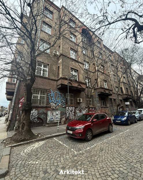 Plovdiv'de, komünistler suyu,gazı, elektriği ,sineması,  marketi, çocuk bahçesi ,parkı,sağlık ocağı vb olan toplu konutlar yaptı. Ama otuz yıldır gelip bir tadilat yapmadılar, ne ayıp.( Plovdiv halkı)