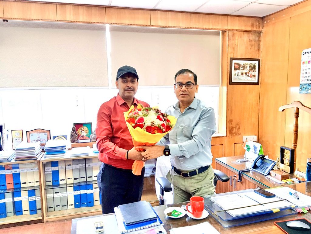 STPILucknow's tweet photo. Officer In-Charge #STPILucknow 
Dr. Praveen Kr. Dwivedi, met with Principal Secretary, IT &amp; Electronics-GoUP, Sh. Alok Kumar-IAS &amp; briefed him about various ongoing &amp; upcoming activities/initiatives of #STPIINDIA in the state.
@stpiindia @arvindtw https://t.co/UraSxPaFXj