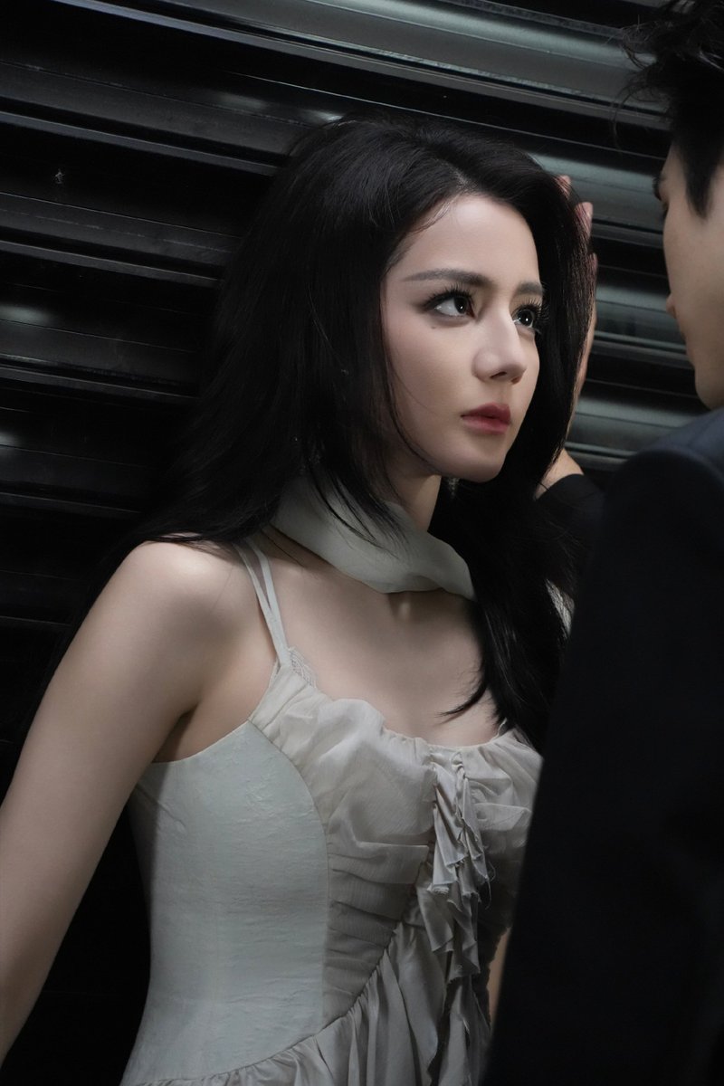 OnlyDilrabaxx63's tweet photo. The girl in the behind the scenes photos!
This outfit is so sexy😍

#Dilraba #LoveBeyondTheGrave https://t.co/PwNXhy7IGI