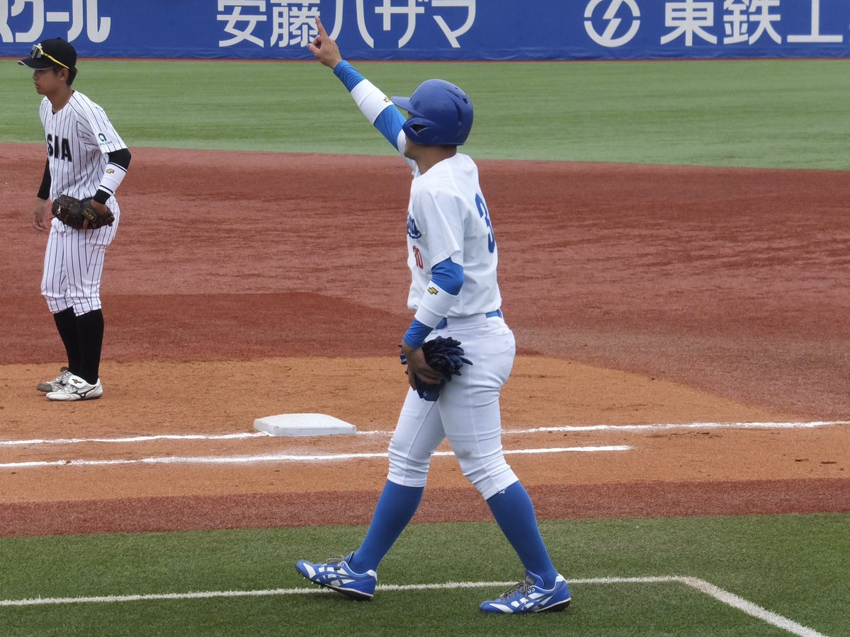 onobu2011's tweet photo. 4月7日　#東都大学野球 春季リーグ戦（開幕戦）
#金本貫汰 選手 ㉚（東海大相模-青山学院大学）

3回まで一塁コーチャ��ズボックスに📦

#青山学院大学
#東海大相模
#神宮球場 https://t.co/OCaBuuLdZr