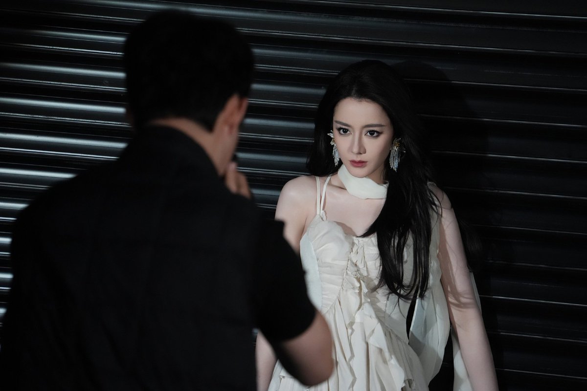 OnlyDilrabaxx63's tweet photo. The girl in the behind the scenes photos!
This outfit is so sexy😍

#Dilraba #LoveBeyondTheGrave https://t.co/PwNXhy7IGI