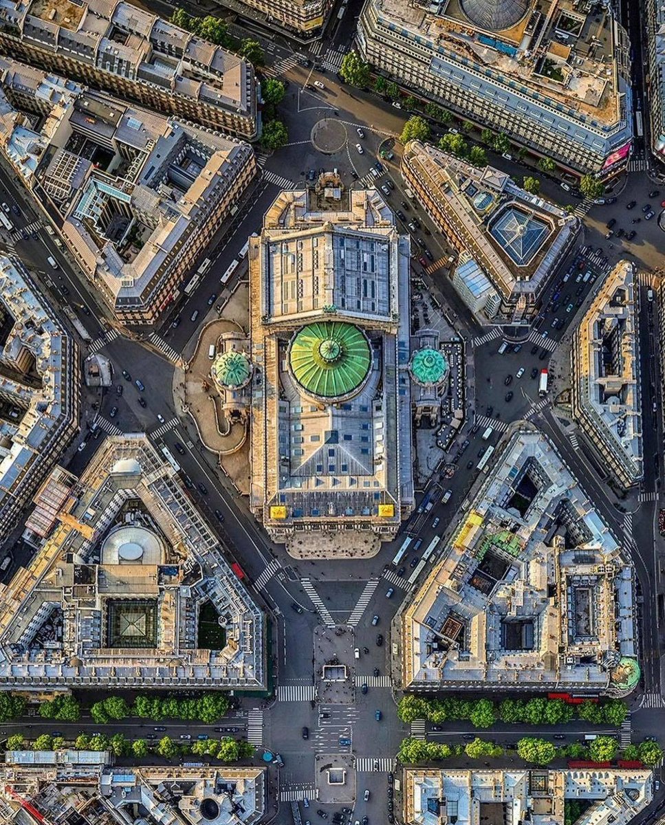 parisvisites's tweet image. L’ #Opéra de #Paris de Charles Garnier dans un environnement haussmannien,  oui mais comme on ne le voit jamais, de haut... depuis 1875...
paris-visites-guidees.com