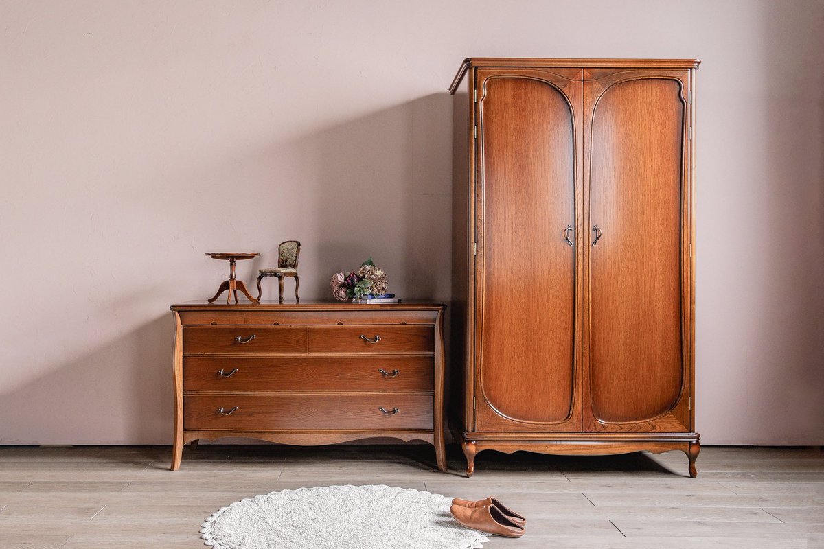 KoboIshrsts's tweet photo. Morning light pooled like honey as KO, the yellow Labrador, tidied the room—each folded coat and polished drawer of the handcrafted Matsunaga Kobo furniture quietly holding another small chapter of her gentle day. #MatsunagaKobo #StorybookScene #Handcraft #LabradorTale https://t.co/nIeg6GjKaI