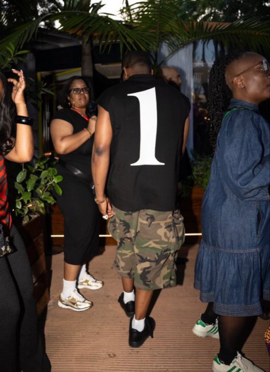 sidney_sbm's tweet image. The issue yesterday involving Burna Boy was caused by DJ Tunez playing an unreleased track he had with Burna. Burna Boy then called to warn him not to do that again, but DJ Tunez responded with f**k off.

Burna boy was so happy to run into DJ tunez at obi’s house yesterday, for