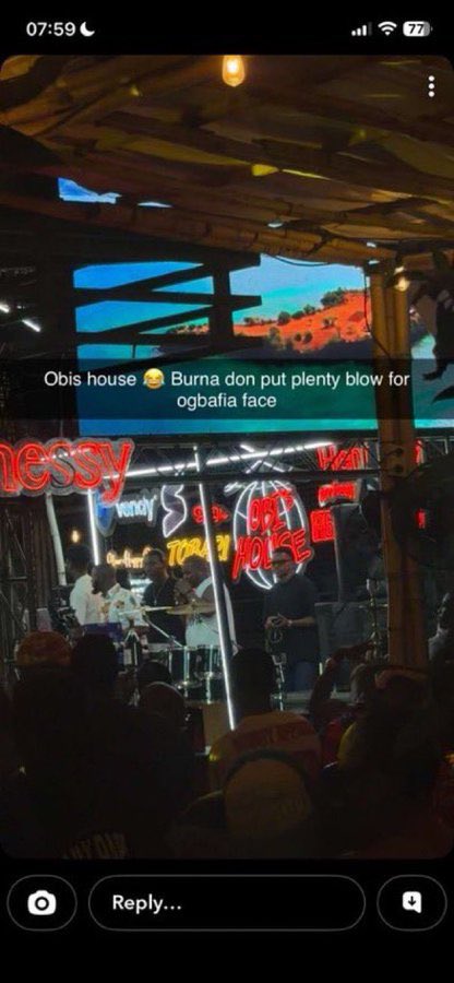 sidney_sbm's tweet image. The issue yesterday involving Burna Boy was caused by DJ Tunez playing an unreleased track he had with Burna. Burna Boy then called to warn him not to do that again, but DJ Tunez responded with f**k off.

Burna boy was so happy to run into DJ tunez at obi’s house yesterday, for
