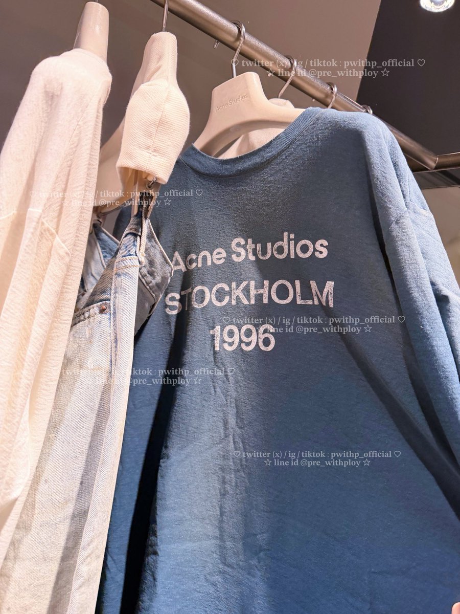 pwithp_official's tweet image. 🥺 ต้องการพันธมิตรช่วยซื้อ Acne Studios มาก
ตอนนี้คือออกจากสาขานี้ไปสาขาโน้น จากนู้นมานี่
ทีม #prewithploy สนุกกันมาก แล้ว size คือแอบ งง บอก unisex แต่แยก ช-ญ 55 แต่จริงๆก็ unisex นะค้า ถ้าลูกค้าไม่ชัวร์ size สามารถทักปรึกษากับแอดมินได้อีกทีนะคะเราจะช่วยกันค้นหา size ที่ใช่!👐🏻