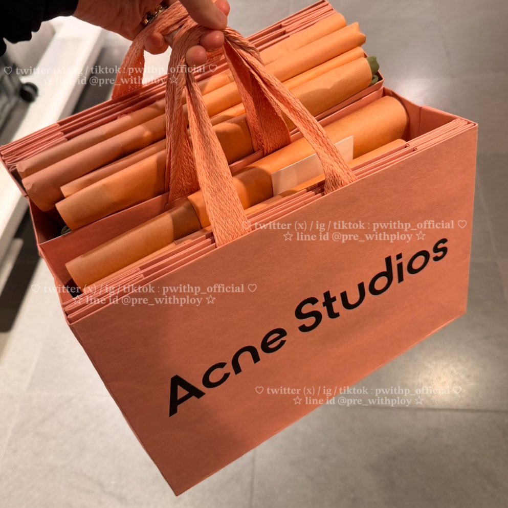 pwithp_official's tweet image. 🥺 ต้องการพันธมิตรช่วยซื้อ Acne Studios มาก
ตอนนี้คือออกจากสาขานี้ไปสาขาโน้น จากนู้นมานี่
ทีม #prewithploy สนุกกันมาก แล้ว size คือแอบ งง บอก unisex แต่แยก ช-ญ 55 แต่จริงๆก็ unisex นะค้า ถ้าลูกค้าไม่ชัวร์ size สามารถทักปรึกษากับแอดมินได้อีกทีนะคะเราจะช่วยกันค้นหา size ที่ใช่!👐🏻