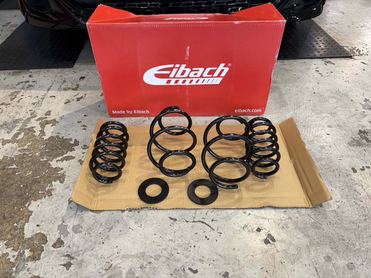 F66 JCW INSPIRED EDITION
アイバッハダウンサス取付けてまいります。
僕の中で3ドアはF56で止まっておりました。
F65が5ドアでF66が3ドアなんですね・・・