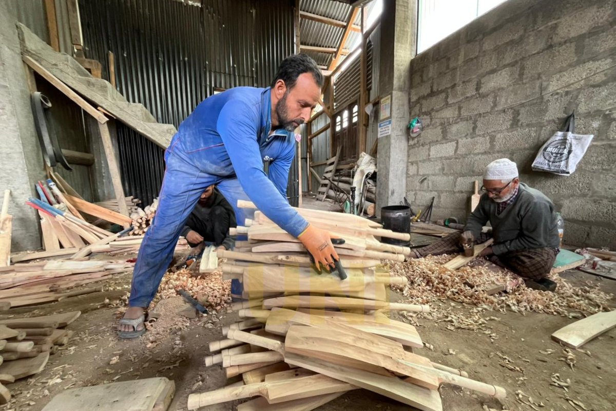 UNI_Photos's tweet photo. In Photos | Anantnag: In a significant boost to local industry, the bat manufacturing hub of Sangam in Anantnag, Jammu and Kashmir, continues to thrive as a key centre for cricket bat production. 

Around 400 bat manufacturing units are currently operational in the area, making it one of the largest cricket bat clusters in the region.

📸: Shah Junaid / UNI 

#Bat | #Cricket | #JammuAndKashmir | #Sangam | #Anantnag | #UNI