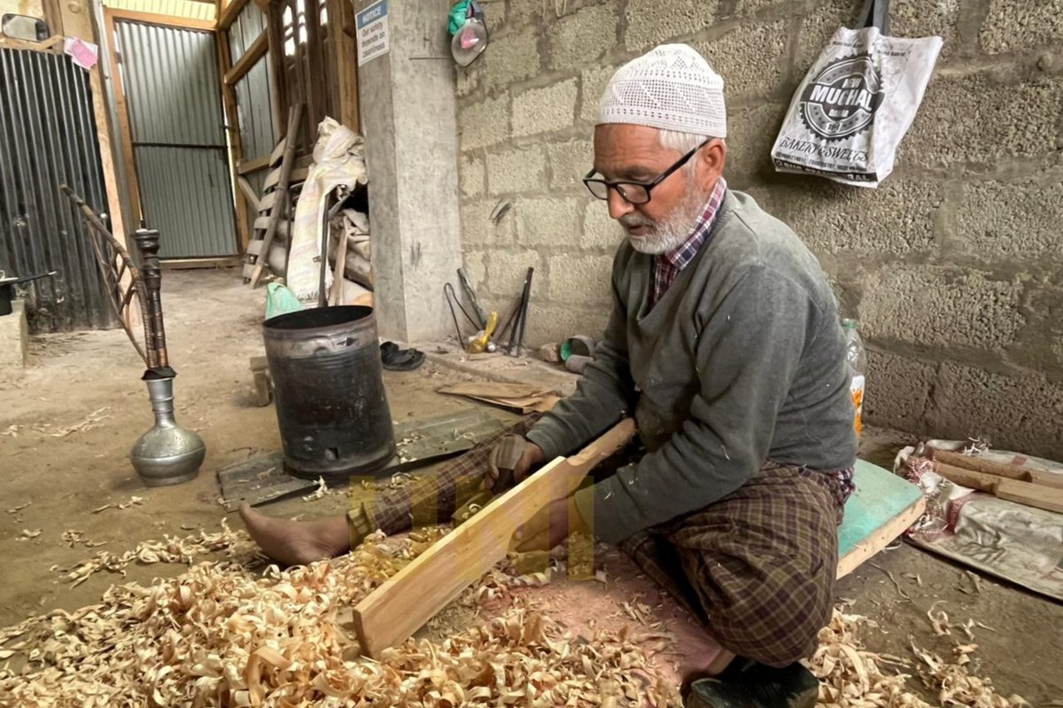 UNI_Photos's tweet photo. In Photos | Anantnag: In a significant boost to local industry, the bat manufacturing hub of Sangam in Anantnag, Jammu and Kashmir, continues to thrive as a key centre for cricket bat production. 

Around 400 bat manufacturing units are currently operational in the area, making it one of the largest cricket bat clusters in the region.

📸: Shah Junaid / UNI 

#Bat | #Cricket | #JammuAndKashmir | #Sangam | #Anantnag | #UNI