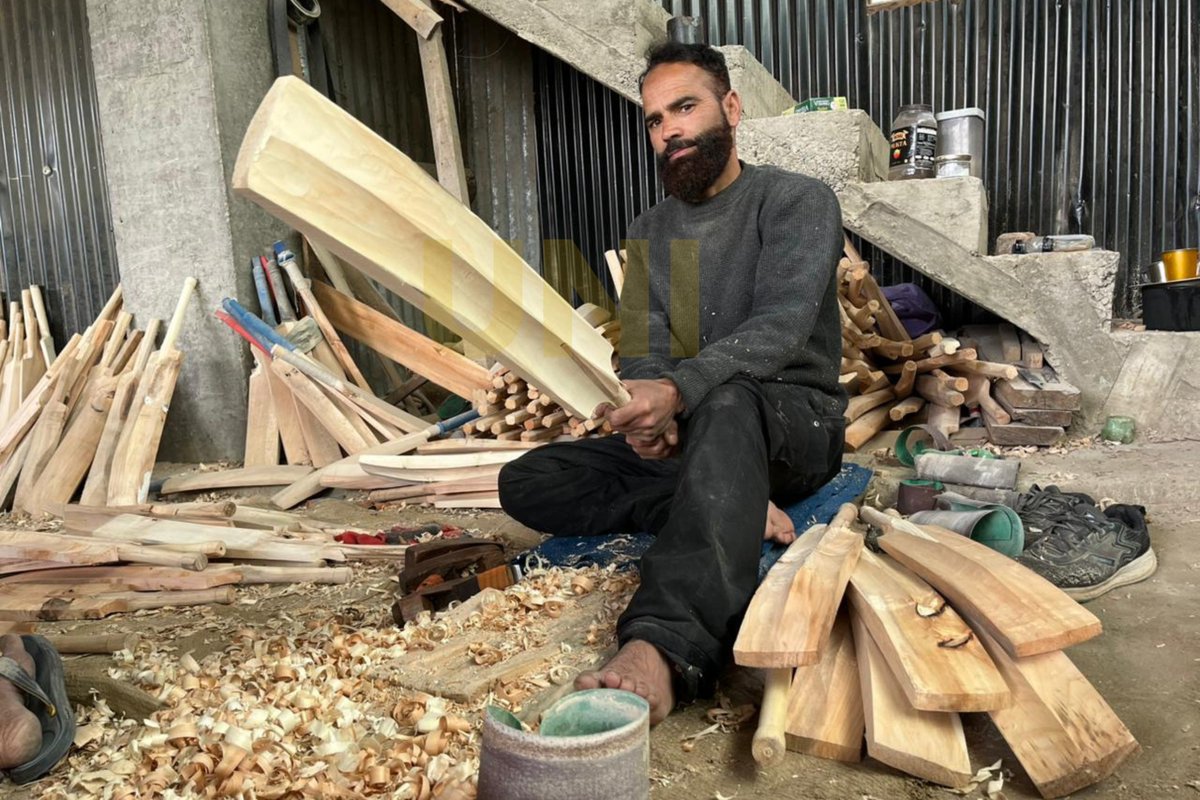 UNI_Photos's tweet photo. In Photos | Anantnag: In a significant boost to local industry, the bat manufacturing hub of Sangam in Anantnag, Jammu and Kashmir, continues to thrive as a key centre for cricket bat production. 

Around 400 bat manufacturing units are currently operational in the area, making it one of the largest cricket bat clusters in the region.

📸: Shah Junaid / UNI 

#Bat | #Cricket | #JammuAndKashmir | #Sangam | #Anantnag | #UNI