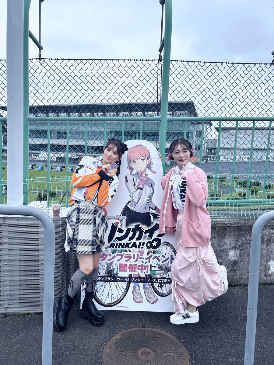 chuchu_umn's tweet photo. 全国の競輪場に所属する女子競輪選手たちのキャラクターと共に声優たちがイベントなどで全国の競輪場等を巡らせていただいてます🍊

アニメ1期と「リンカイ！ちびアニ」も併せて楽しんでいただけたら嬉しいですっ！

あなたの街の競輪場にも遊びにいきたいな！ #リンカイPJ https://t.co/r5mdrkaZWN