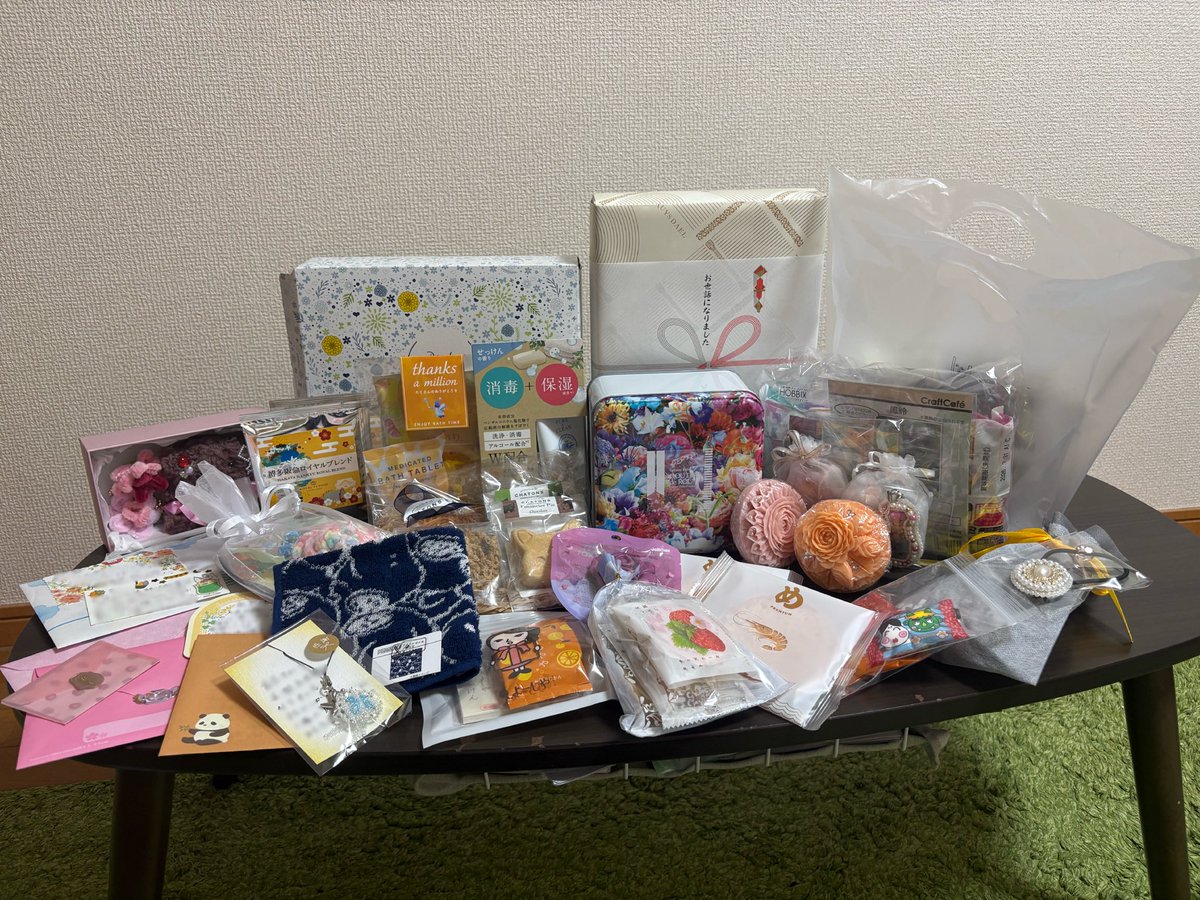 es_hka's tweet photo. 仕事を！辞め！ました！！！！
有給消化だ〜〜！！！！
9年勤めました〜〜！！！
就活嫌だ〜〜〜〜！！！！！

画像はお客様からいただいたものなどなど。
ありがとうございました🙇🏻‍♀️✨ https://t.co/TyKI7Bvhw6
