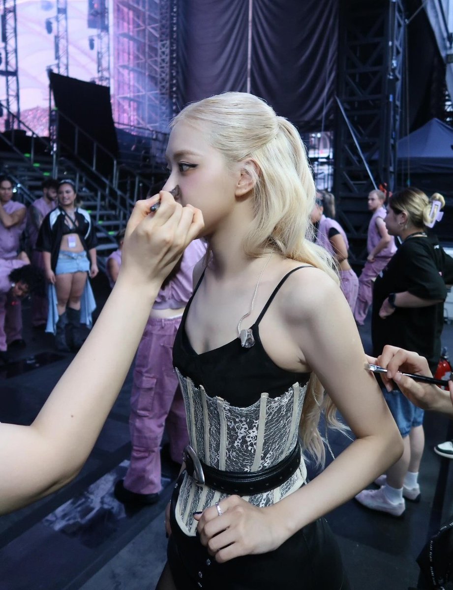 ColourMeBlue99's tweet photo. #ROSÉ #로제 https://t.co/8jhzvxOEza