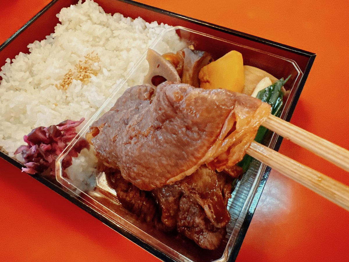 mishima_tei's tweet photo. いつも御利用ありがとうございます。  
三嶋亭　「すき焼き弁当」2,916円（税込）は、 
いかがでしょうか？  

明治6年創業　すき焼きの老舗として 
守り続けております伝統の味をお弁当で是非。  

 三嶋亭　本店で販売しております。  
御利用よろしくお願いいたします。 

 https://t.co/bt71NiWRvJ https://t.co/GXO3AmqOz1