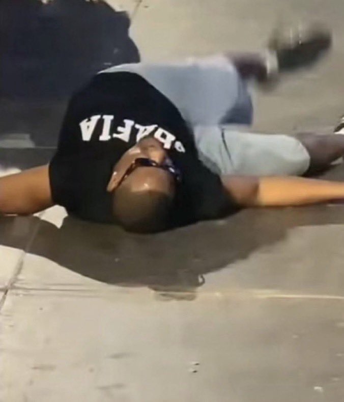 UGOOOTWEETS's tweet image. DJ Tunez was knocked unconscious by Burna Boy &amp;amp; his crew allegedly.