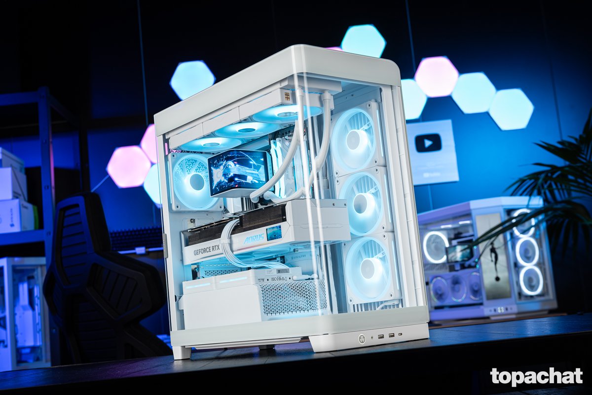 TopAchat's tweet image. Focus sur la superbe #DreamMachine, la config élaborée par la commu TopAchat, à gagner !

topachat.com/pages/detail2_…

➡ Ryzen 7 9850X3D
➡ @AORUS_France
RTX 5080 MASTER ICE
➡ @tryxglobal
PANORAMA ARGB
➡ DDR5 Kingston Fury Beast 32 Go
➡ @CORSAIRFRA Frame 4500X LX-R RGB