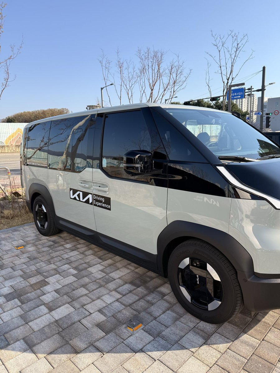 Akarow77's tweet image. 남들이 EV5을 시승할때 우리는 PV5를 탄다