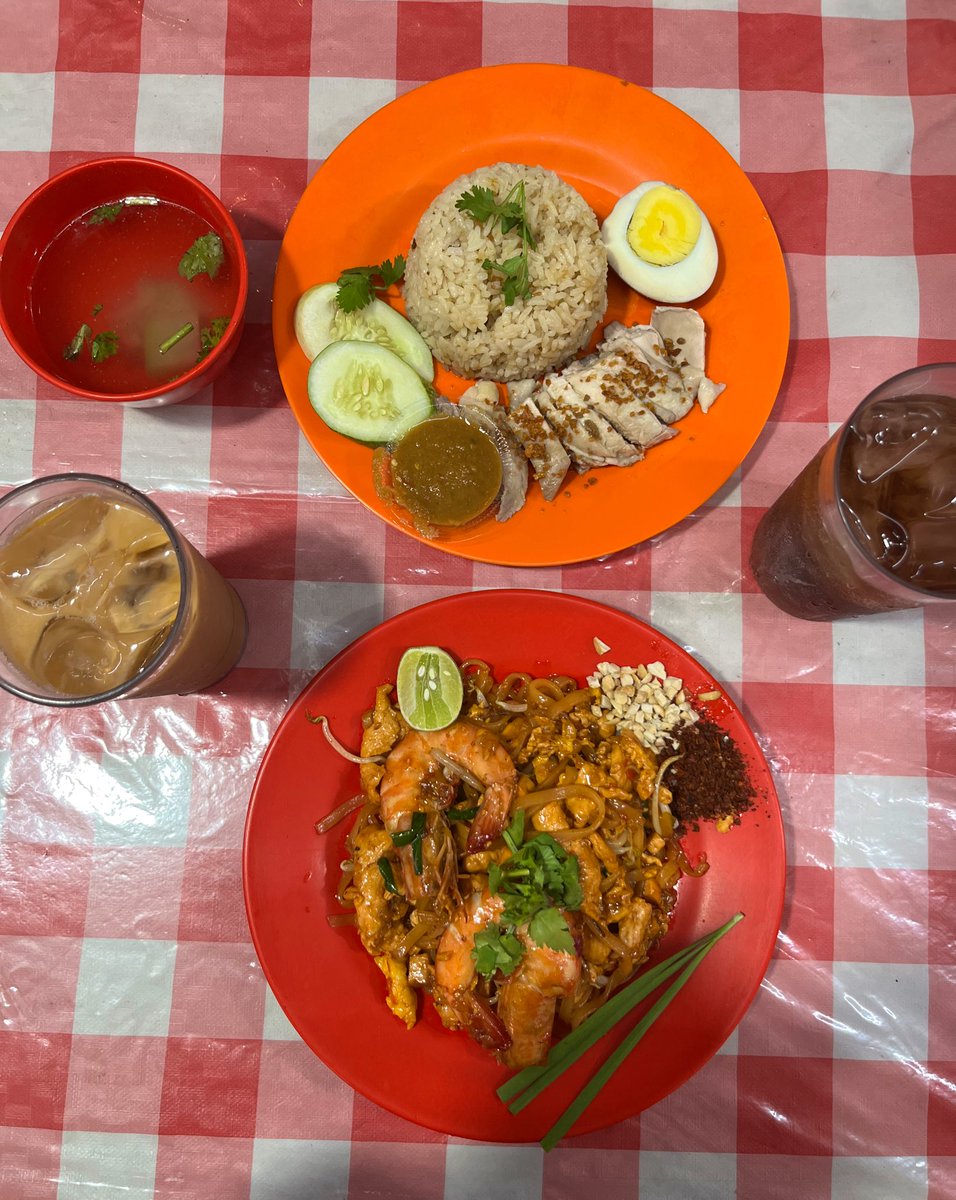 ladydaa11's tweet photo. Akhirnya, mencoba masakan Thailand🍛🥢😍✨ https://t.co/WRswVqpJaM