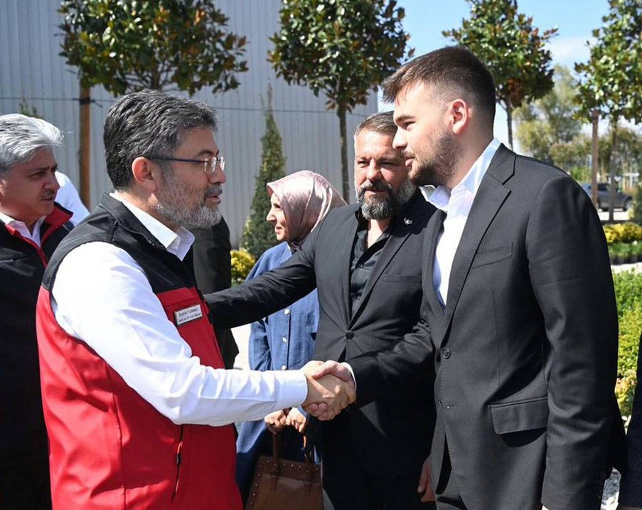 hasanozturkmen's tweet photo. Et Süt Kurumu (ESK) Avrupa’dan ithal ettiği 93 bin ton karkas etin yüzde 51’ini Polonya’da kurulu Polonia Beef adlı şirketten aldığı öğrenilmişti. Ödenen para TL bazında 20,8 milyar liraydı. Şirketin ortağının ise AKP Gençlik Kolları Yöneticisi Halil Efe Tunç olduğu ortaya çıkmıştı. Fotoğrafta görüldüğü gibi AKP'li Tunç'un torpili ağır yerden! Bakan beyle sıkı fıkılar...

Gazeteci @bahadir_ozgr 'ün çabalarıyla ortaya çıkan bu skandalın haberine "milli güvenlik" gerekçesiyle erişim engeli getirildi!

AKP destekli büyük et baronlarının ESK üzerinden kurduğu milyarlık vurgun çarkını iki yıldır anlatıyorum. Vatandaş “ucuz et yiyecek” denilerek getirilen ithal etlerin vatandaşın sofrasına değil et baronlarının kasasına girdiğini ortaya koyuyorum. Onlarca açıklama yaptım. Araştırma önergeleri, kanun teklifleri verdim. Tık yok!
Habere bile tahammülleri yok. Gerekçe neymiş; milli güvenlik...

Asıl milli güvenlik sorunu, vatandaşın yarım kilo ucuz etine, kıymasına göz dikenlerdir. ESK'yı babasının arpalığı gibi kullanıp, milyarlarca liralık vurgun yapanlardır!