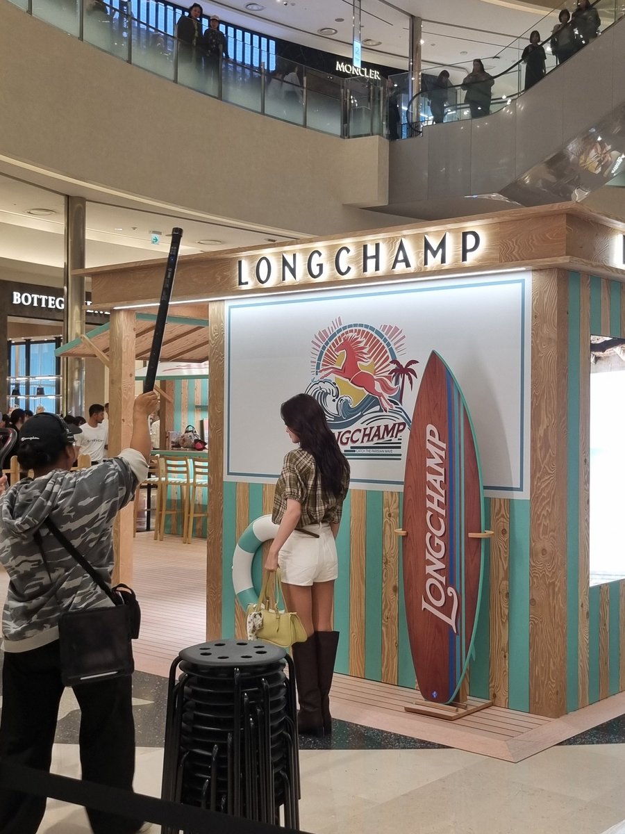 학교 마치자마자 지하철 타고 와서 #김세정 봄!
너무너무 예뻤어 옆사람들이 "얼굴 진짜 작다, 저 얼굴에 눈코입이 어떻게 저렇게 꽉 차있냐" 등등 이야기를 해주셔서 듣던 나도 기분이 좋아졌음☺️
#김세정 #kimsejeong #kimsejeongxlongchamp #longchamp #busan