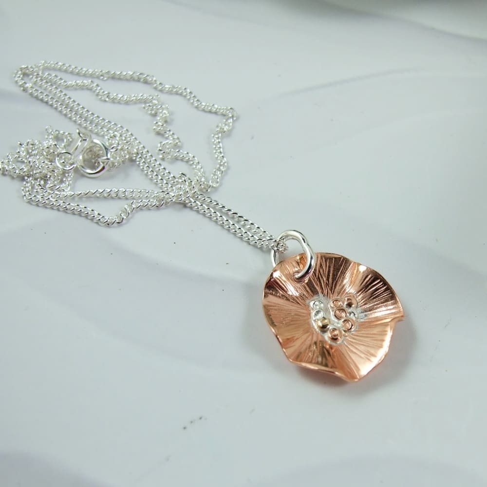 Cheryls_Jewels's tweet image. Delicate and very pretty is this copper poppy necklace from @MaxinePring thebritishcrafthouse.co.uk/product/poppy-… #CGArtisans #shopindie #UKGiftHour