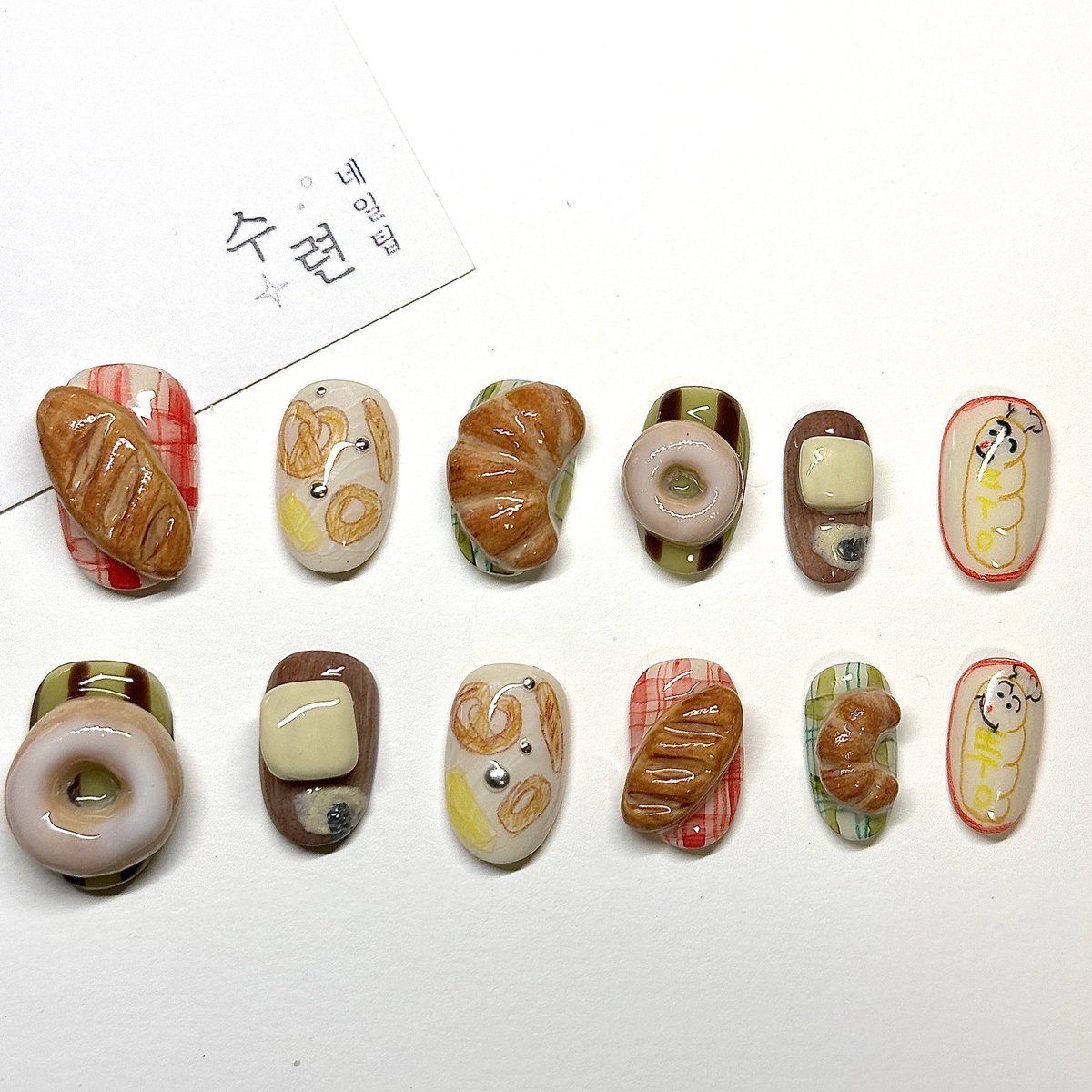suryon_isla's tweet photo. 크로와상, 바게트, 도넛 등 빵 컨셉으로 작업했던 오마카세 네일팁입니다!
동일 디자인(수정 가능)으로 주문 가능합니다 ^0^ https://t.co/8o5hFPQK7T