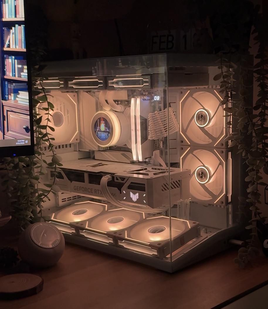 GlobalLianli's tweet image. Never beating the “all white build” allegations. 🤍

Cr. u/ashleyreeses

#lianli #case #pc