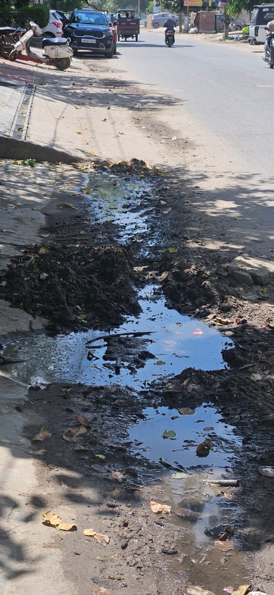 punni2610's tweet photo. Sector 10, Gurgaon turns into a pond after every rain and breeding ground for mosquitoes

SWD system has failed completely. Despite official complaints:
• ZO002/EO004/UE007/25-26/ENGG/0000000029

No action taken so far

@MunCorpGurugram @DC_Gurugram @cmohry  @HsvpHaryana https://t.co/KGZwKDlSST