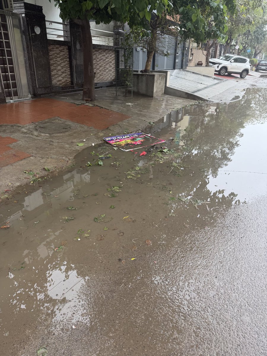 punni2610's tweet photo. Sector 10, Gurgaon turns into a pond after every rain and breeding ground for mosquitoes

SWD system has failed completely. Despite official complaints:
• ZO002/EO004/UE007/25-26/ENGG/0000000029

No action taken so far

@MunCorpGurugram @DC_Gurugram @cmohry  @HsvpHaryana https://t.co/KGZwKDlSST
