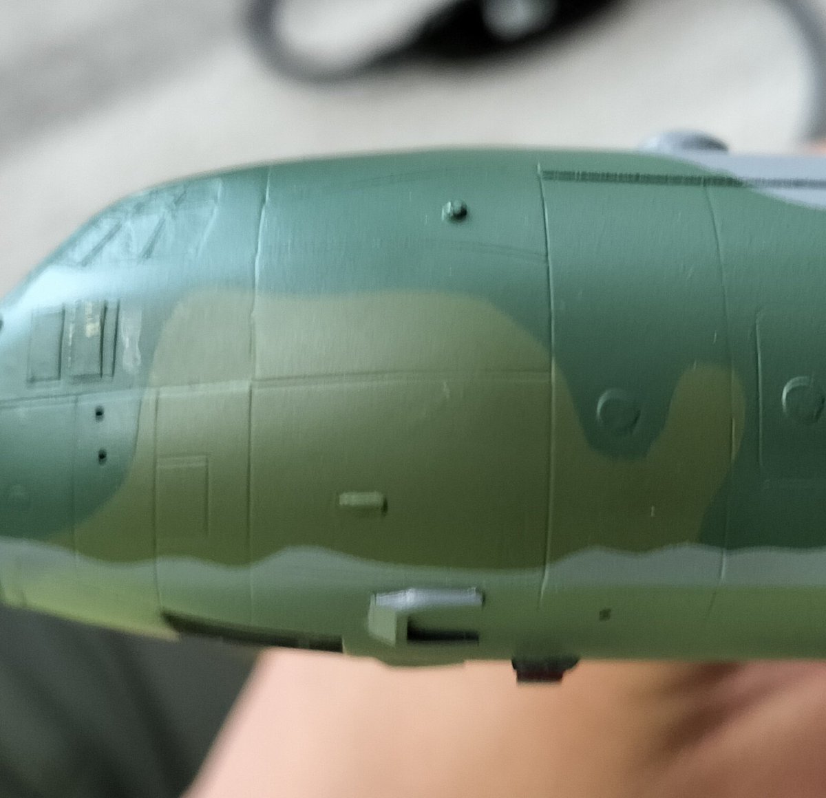 両側の緑とグレーの塗り分けライン微修正した。
また要修正するかもしれないけど、これでなんとかなりそう。
#旅客機プラモ