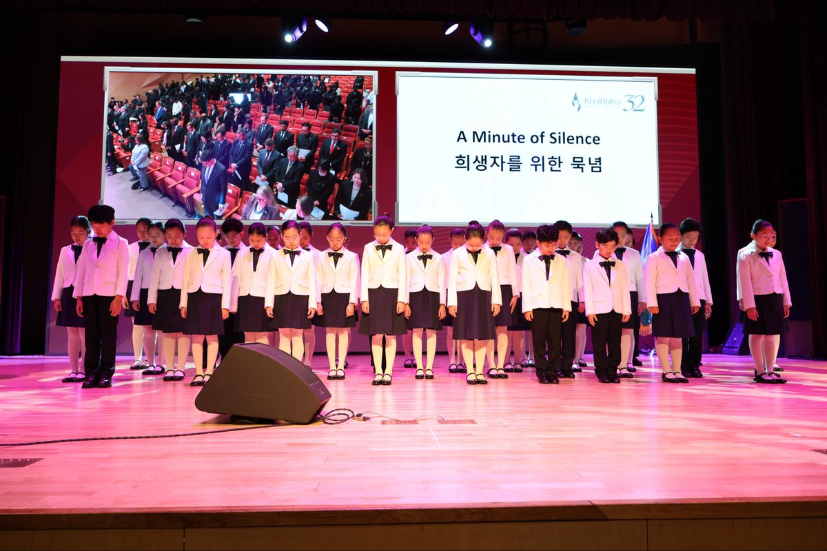 RwandainKorea's tweet photo. A minute of silence was observed, followed by the lighting of 32 candles of remembrance in honor of the victims of the 1994 Genocide against the Tutsi, during the #kwibuka32 commemoration held in Seoul, Republic of Korea.

대한민국 서울에서 열린 제32주기 투치족에 대한 대학살 추모식#kwibuka 32 #크위부카32 에서 희생자들을 기리기 위한 1분간의 묵념과 32개의 추모 촛불 점 화식이 거행되었습니다.