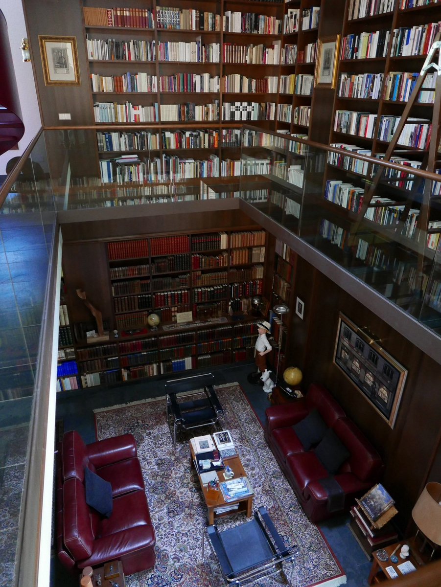 UnamunoAgain's tweet photo. Acabo de enamorarme de la biblioteca de Arturo Pérez Reverte https://t.co/Kj8Aziw9GC
