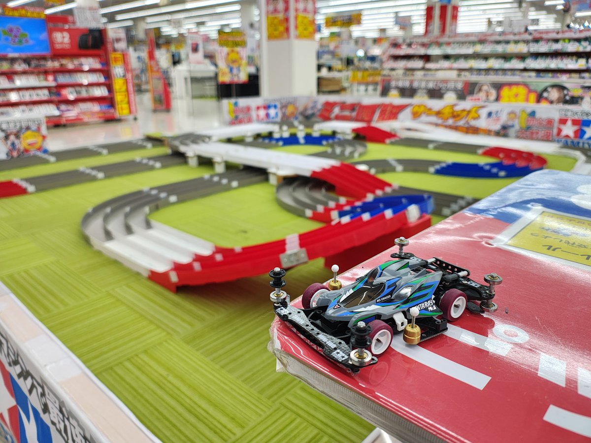 arari_mini4wd's tweet photo. ご無沙汰してます。
私は行橋市で猫と一緒に充実した日々を過ごしております😊

今日は気まぐれでミニ四駆走らせに行きました!
何か安定して走ってくれてすごい楽しかったです!!
サービス業で平日休みですがレースとか行きたいなとか思いました🤤
#ミニ四駆
#コジマビックカメラ小倉店 https://t.co/15GphwXLIz