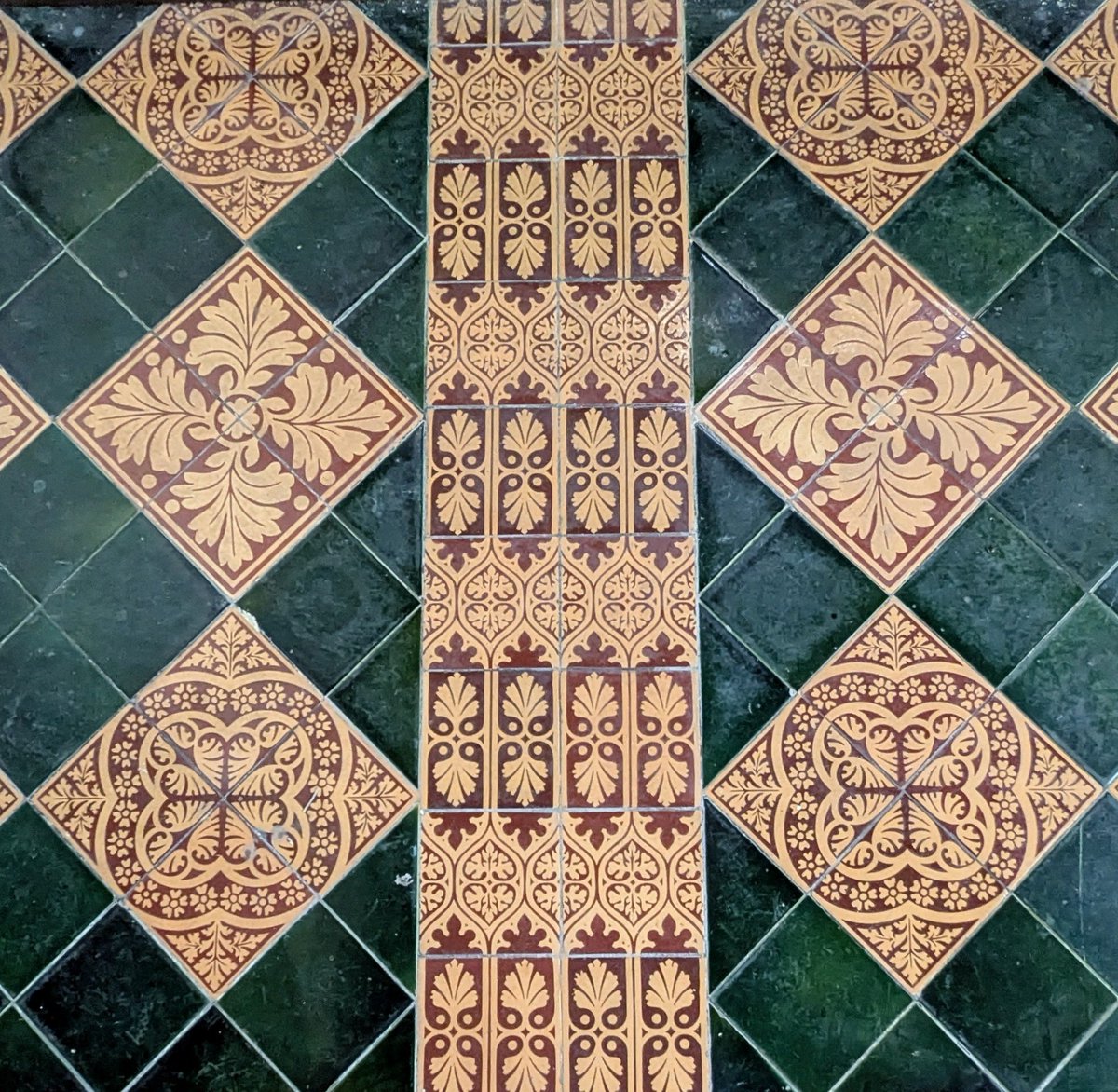 chartres_Fiona's tweet photo. Victorian tiles at St Peter's, Lowick for #TilesOnTuesday
The dark green background set the varied designs off perfectly. https://t.co/PdANKskI7Z