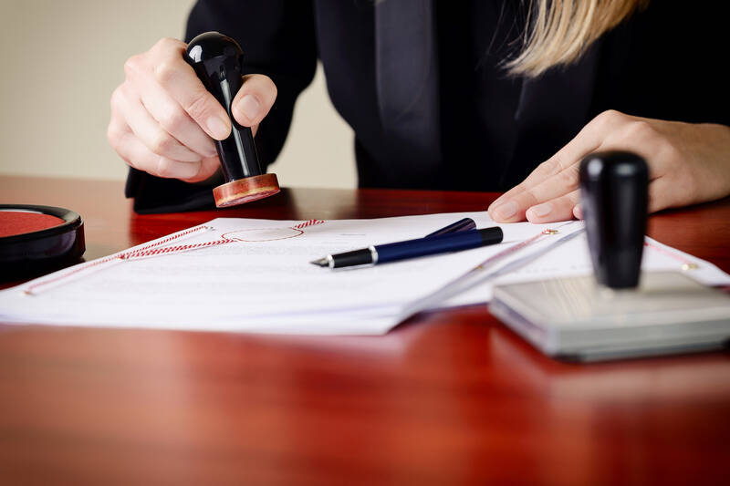 RoyerAvocat's tweet photo. 🔎 Peut-on transmettre des parts de SARL par un simple don manuel ? 📌 En droit, une donation entre vifs doit être reçue par notaire, à peine de nullité (C. civ. art. 931). Le don manuel n’existe que si le bien est remis effectivement, avec une dépossession définitive et (1/3) https://t.co/09El8paQEX