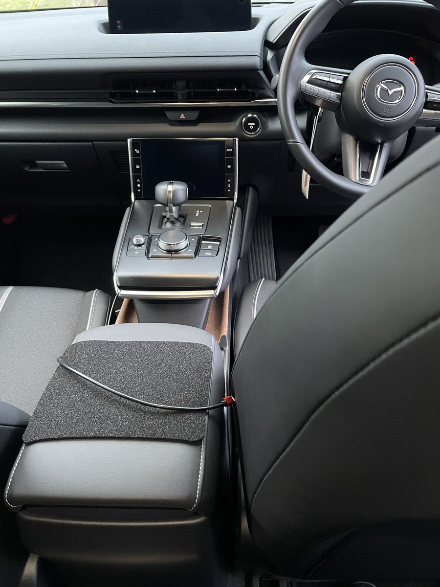 mossfe3's tweet image. なんだろう、MX30の後部座席に座ってみたらとても心地良くて、しばらく座ってしまった。
マツダのサイトで説明見てみたら納得、さすがのクルマ造りだな。
#mazda
#MX30 
#REV