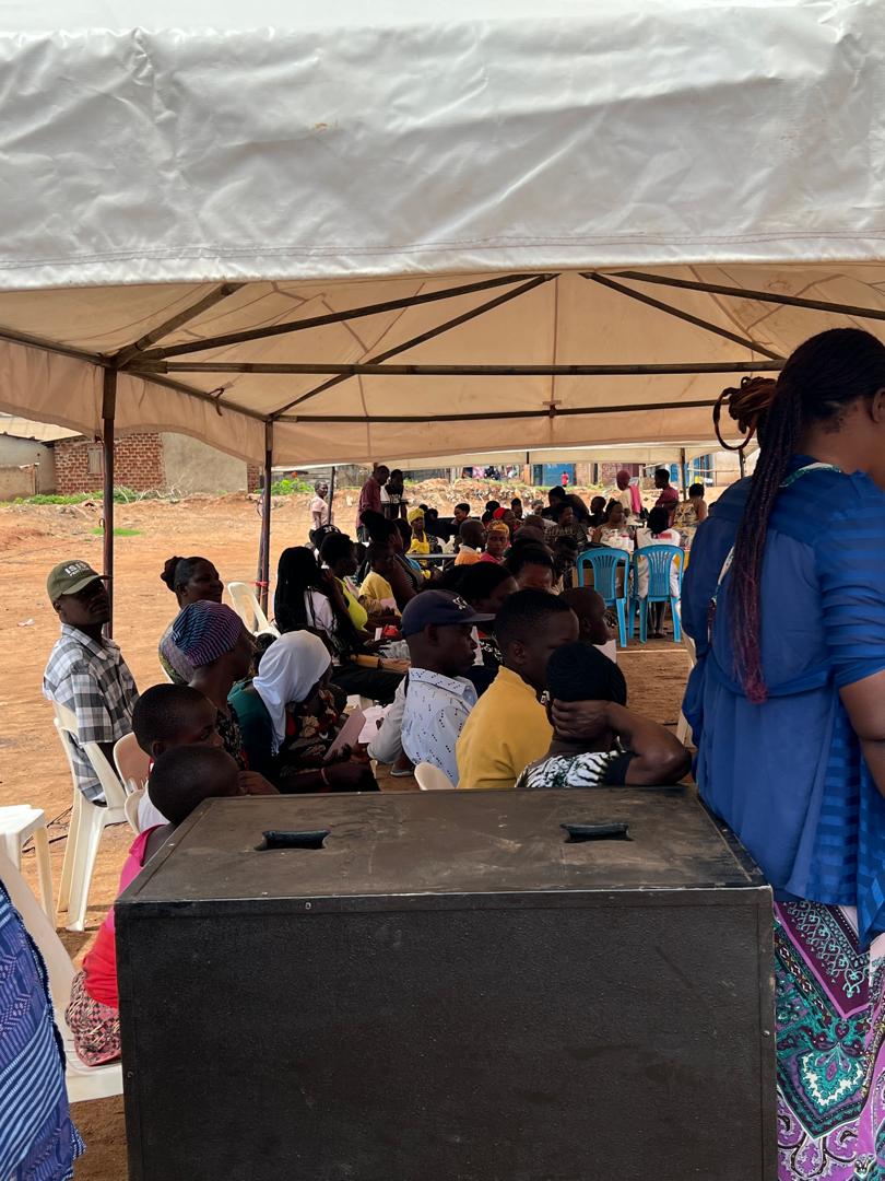 JOYFORCHILDREN's tweet image. In collaboration with @KCCAUG Nakawa Division and with support from @Aidsfonds, we are engaging Kasokoso community in health testing, under the #BLOOM project. 

Our target is to end mother to child transmission of HIV by promoting early #HIVTesting. 

#protection #prevention