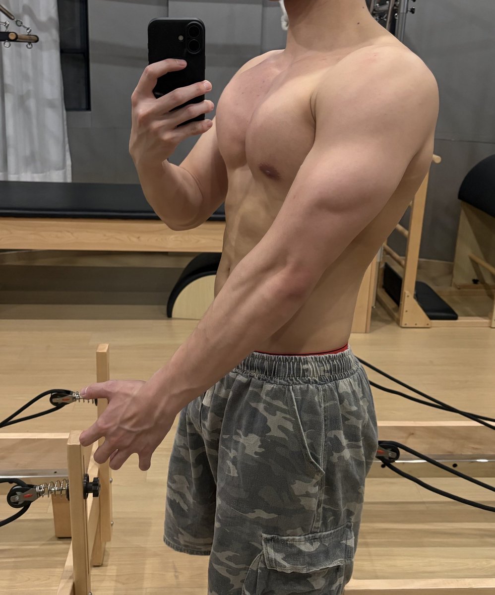 拿冰美式吃药 tweet media