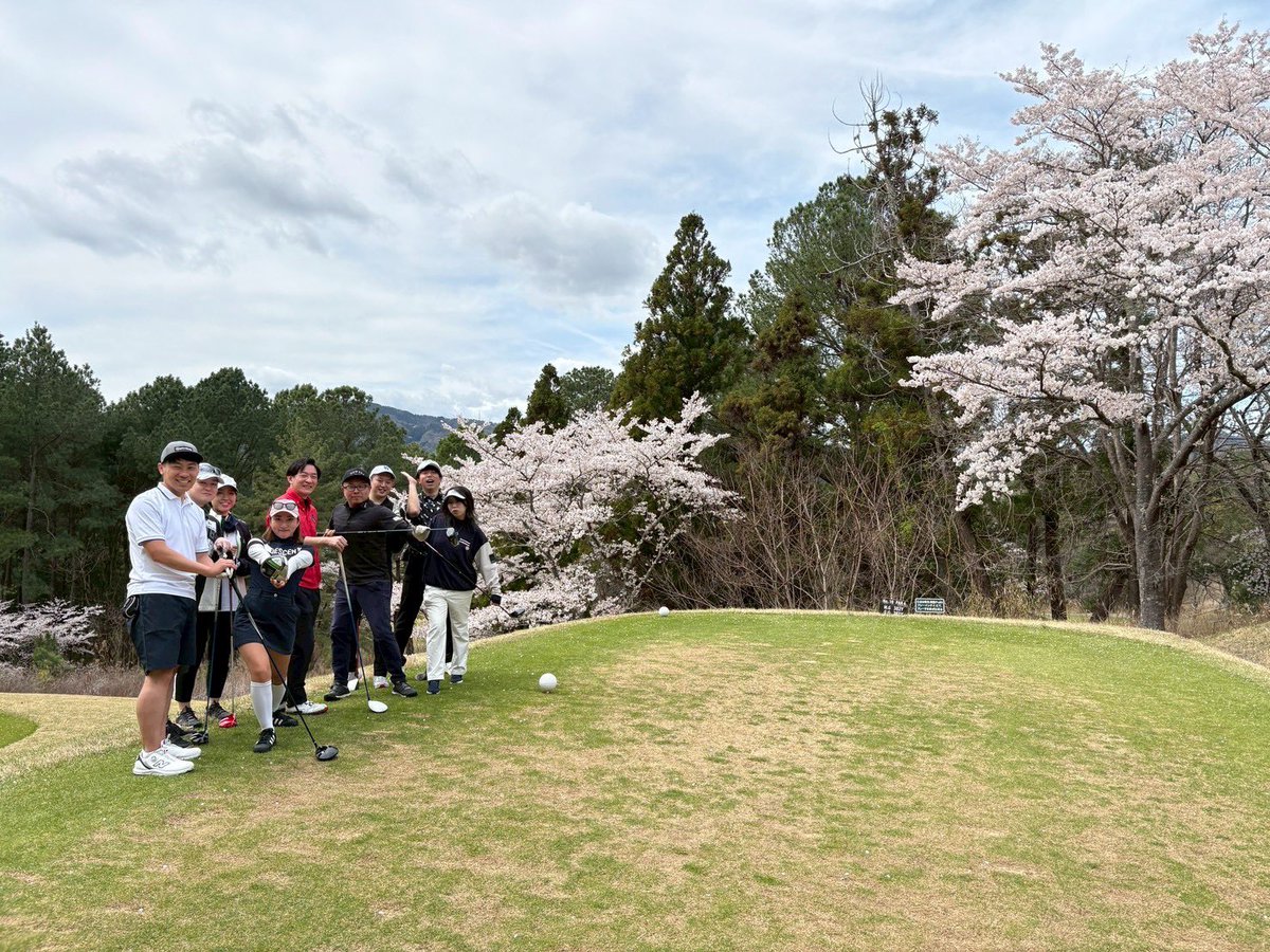 jessexx6's tweet photo. 桜が綺麗な暖かい日に念願のコンペ⛳️🌸
トラブルでスタートヒロキさんと2サムやったのおもろくて恥ずかった！なっFits？☺️
実力不足すぎて賞金頂いちゃう情けな結果やった🥇
企画、遠くからの刺客たち、ありがとう〜❤️‍🔥
集合写真の角度味ありすぎて好き📸 https://t.co/5uNA5905jm