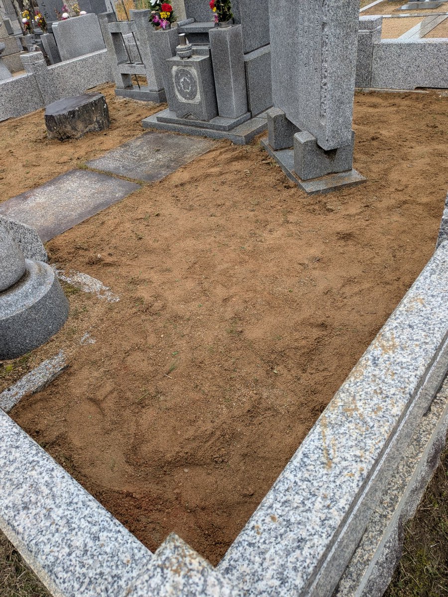 Marton8080's tweet photo. お墓の管理もさせて頂いております😊

今回の作業は、草をちぎり取るのではなく土をほぐして根っこから取り除く方法で作業しています。
そのため、仕上がりはとても綺麗になります✨
草引き作業についても、ご予算に合わせて作業内容を調整し対応させて頂いております😊

例えば、広い面積をすべて草引きすると時間と費用がかかってしまうため、
「なるべくコストを抑えたい」という方には、目立つ草だけ抜き、残りは除草剤で枯らす方法などもご提案しております。
その他にもご希望に柔軟に対応できるよう心掛けておりますので、
お気軽にご相談ください😊✨